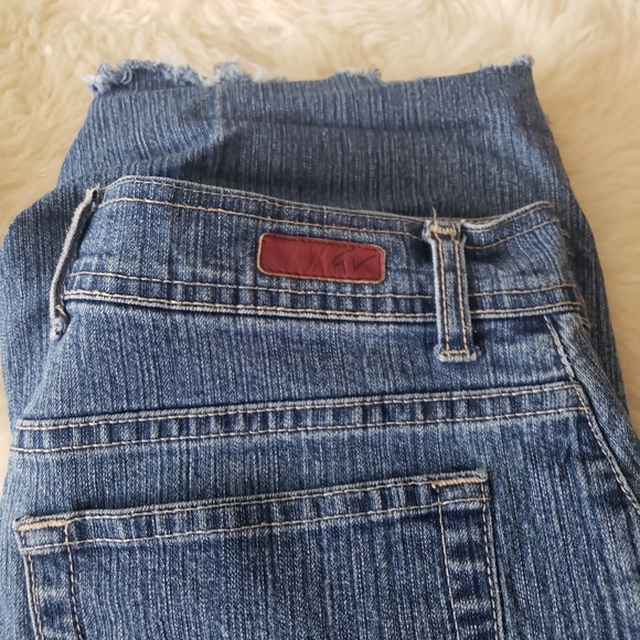 Size 8 Gloria Vanderbilt jean capris. - Picture 8 of 15